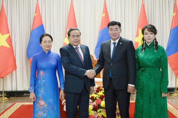 Chủ tịch Quốc hội Mông Cổ và Phu nhân chủ trì lễ đón trọng thể Chủ tịch Quốc hội Trần Thanh Mẫn và Phu nhân