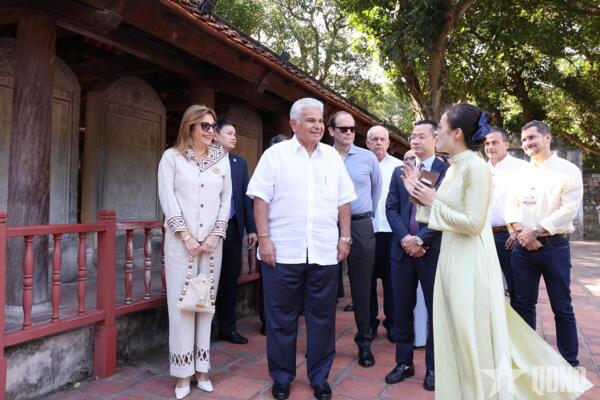 Tổng thống Cộng hòa Panama và phu nhân thăm Văn Miếu - Quốc Tử Giám