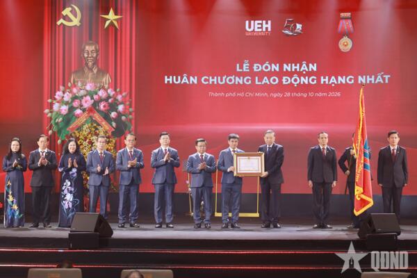 Tổng Bí thư, Chủ tịch nước Tô Lâm trao Huân chương Lao động hạng Nhất tặng Đại học Kinh tế TP Hồ Chí Minh