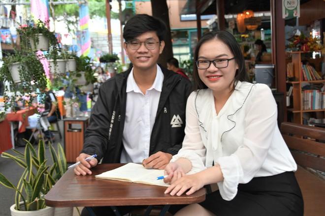 Thiên Trang và Hoàng Tấn với ý tưởng độc đáo nén bã cà phê để khử mùi nhà vệ sinh Ảnh: HOA NỮ