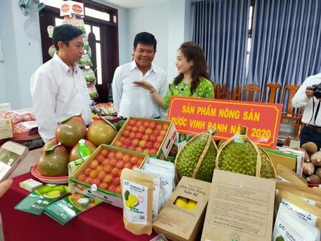 Chế biến, xúc tiến kết hợp quảng bá thương hiệu sản phẩm nông nghiệp được Vĩnh Long đặc biệt quan tâm (ảnh chụp khi dịch COVID- 19 chưa bùng phát).