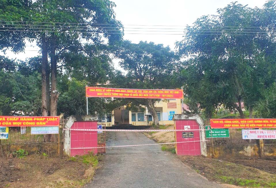 Huyện Kông Chro khoanh vùng tạm thời khu vực UBND xã Đak Tơ Pang để phục vụ công tác truy vết và phòng-chống dịch hiệu quả. Ảnh Thúy Ngọ
