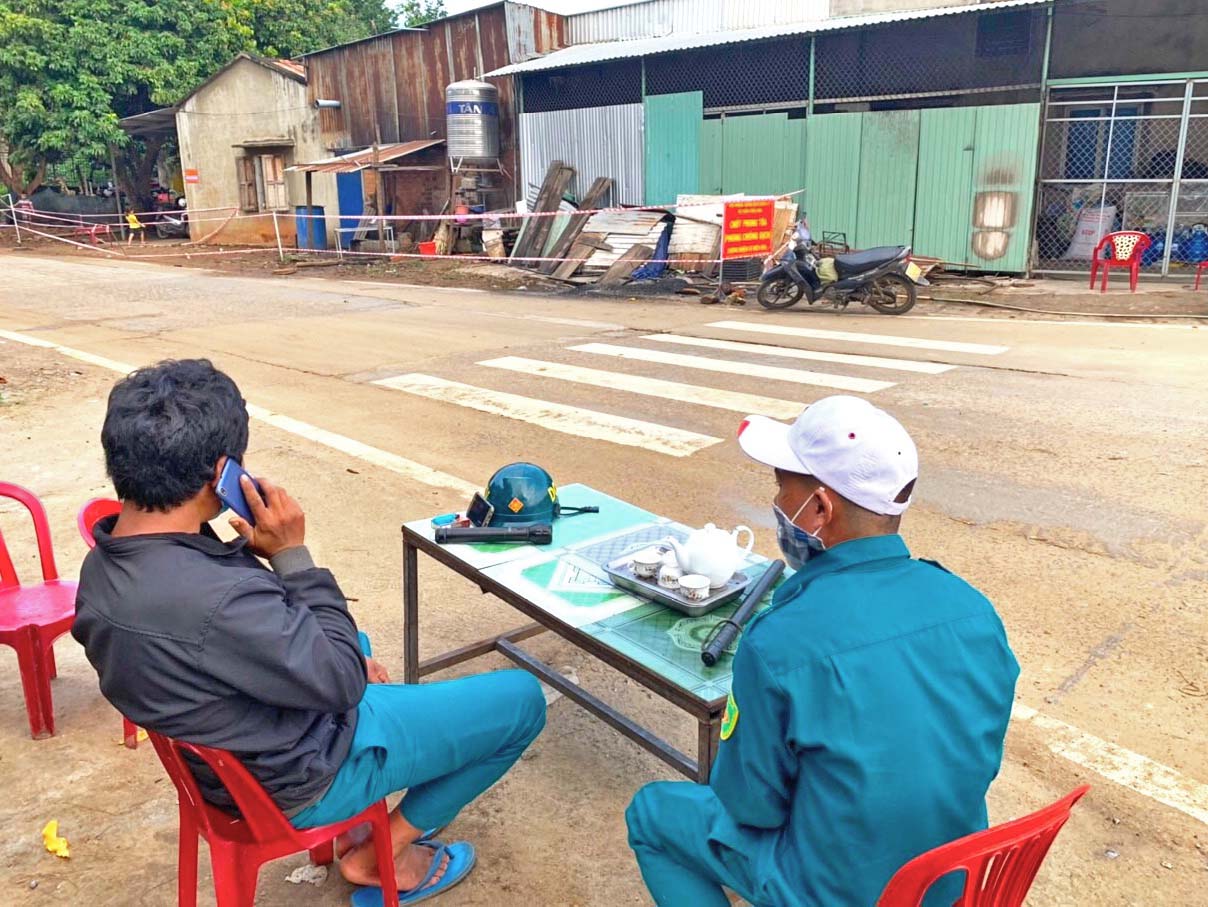 Khu vực quán cơm Mây Phương (tổ dân phố Plei Hle Ktu, thị trấn Kông Chro) được tổ khung vùng và được giám sát chặt chẽ. Ảnh Thúy Ngọ