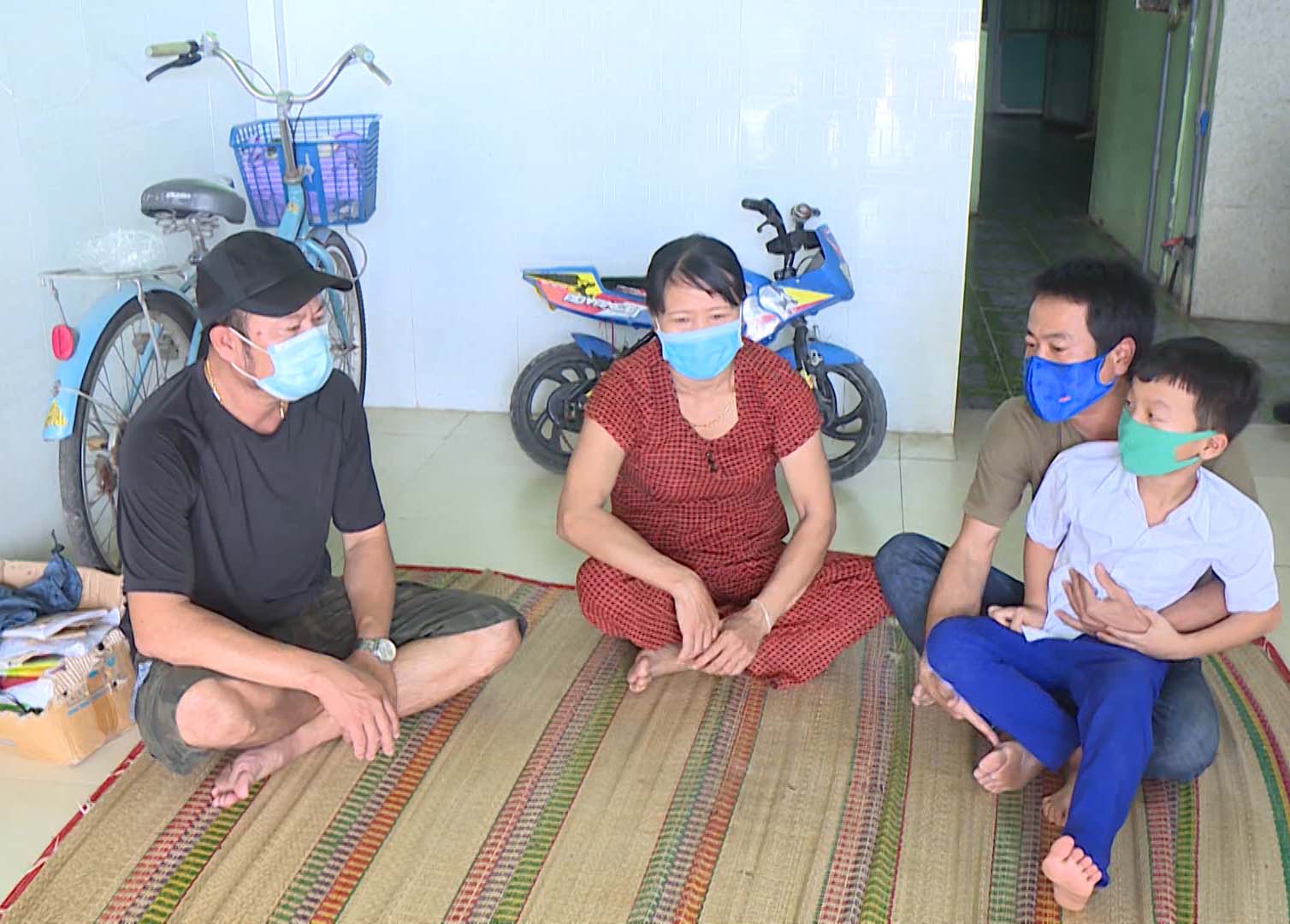 Anh Nguyễn Văn Tuấn-Tổ dân phố 2 (thị trấn Phú Túc-bìa phải) trao đổi cán bộ thị trấn Phú Túc về nhu cầu tìm việc làm. Ảnh: Nam Trung