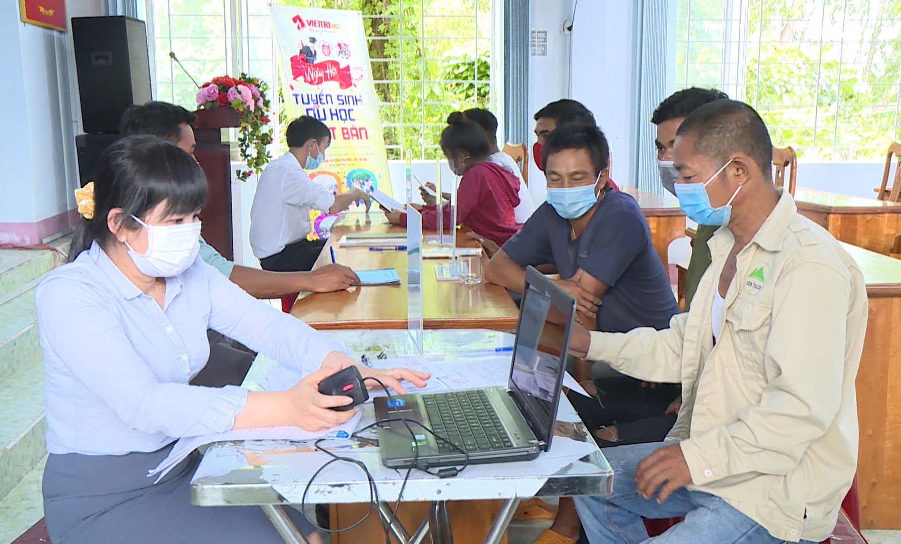 Cán bộ Trung tâm Dịch vụ việc làm tỉnh hướng dẫn người dân Krông Pa tìm việc tại phiên giao dịch việc làm. Ảnh: Nam Trung