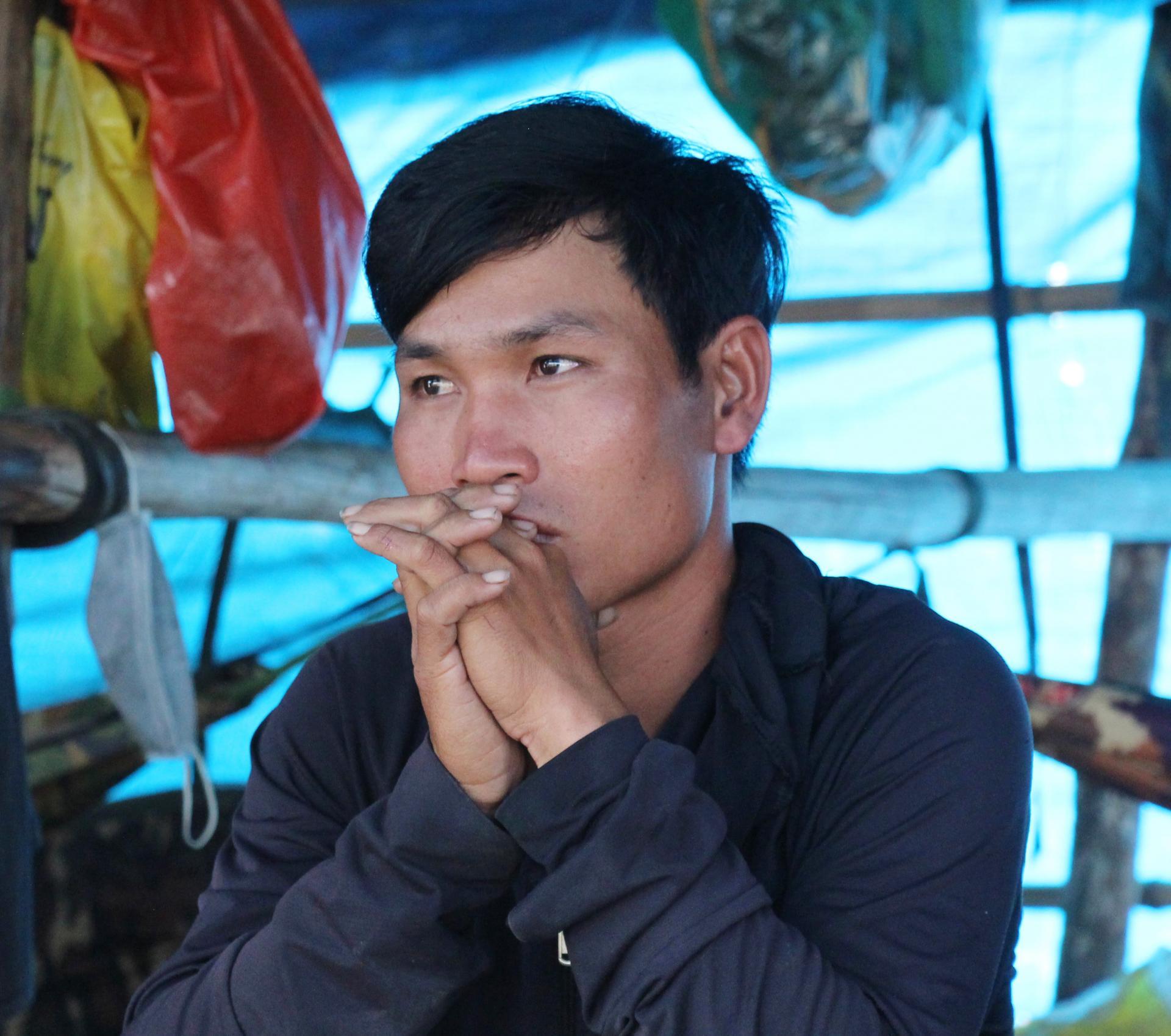 Một người trồng dưa thất vọng khi chưa tìm được người thu mua dưa
