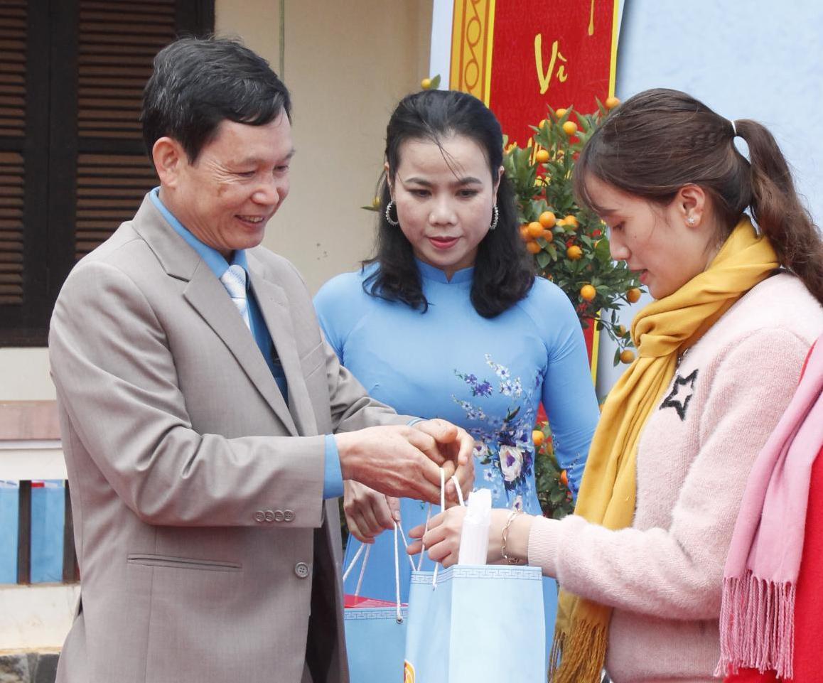 Lãnh đạo Liên đoàn Lao động tỉnh tặng quà cho người lao động trong dịp tết Tân Sửu 2021