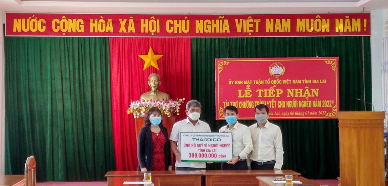 Ủy ban MTTQ Việt Nam tỉnh tiếp nhận kinh phí ủng hộ chương trình “Tết cho  người nghèo năm 2022” từ Công ty cổ phần nông nghiệp Trường Hải. Ảnh: Lê Đại