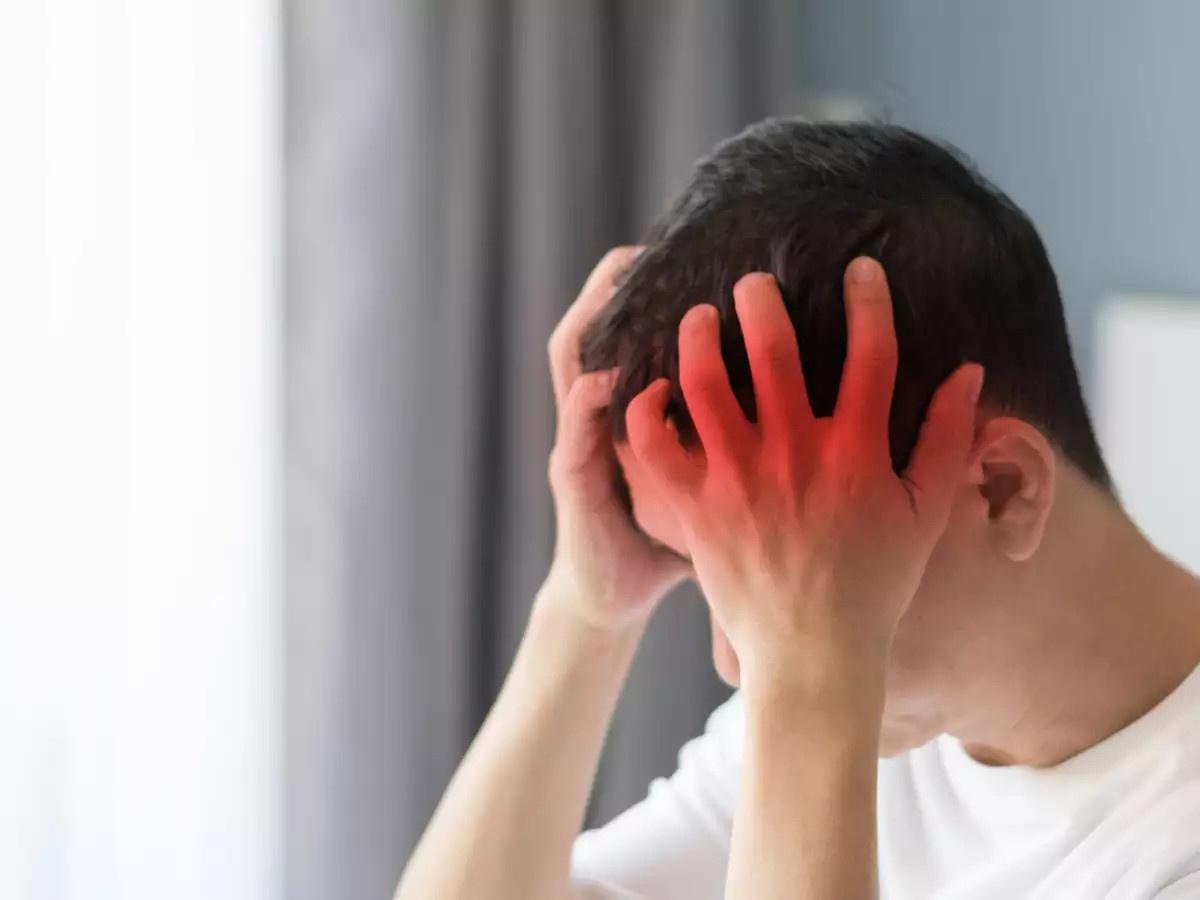 Cơn đau đầu có thể nặng hơn vào buổi sáng hoặc trở nên nặng hơn khi ho, hắt hơi hoặc khi cúi xuống. Ảnh: Shutterstock