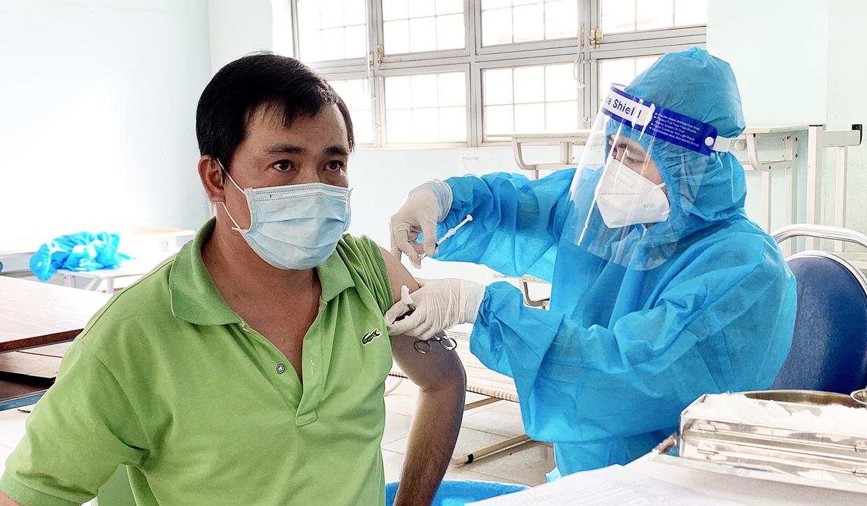 Nhân viên y tế tiêm vắc xin phòng Covid-19 cho người dân tại TP. Pleiku. Ảnh: Như Nguyện