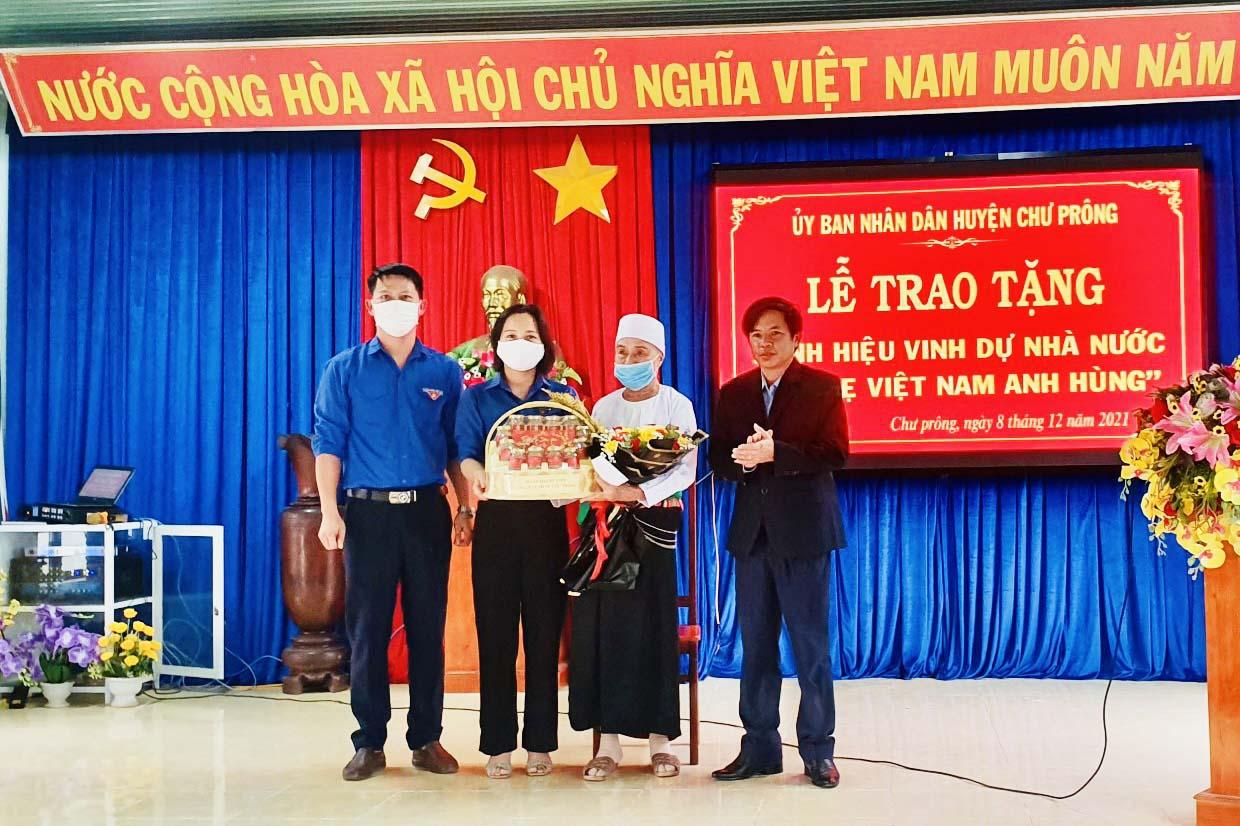 Công ty TNHH một thành viên Cao su Chư Prông nhận phụng dưỡng Mẹ Việt Nam Anh hùng Hà Thị Chội (thôn 7, xã Ia Lâu). Ảnh: Thương Nguyễn