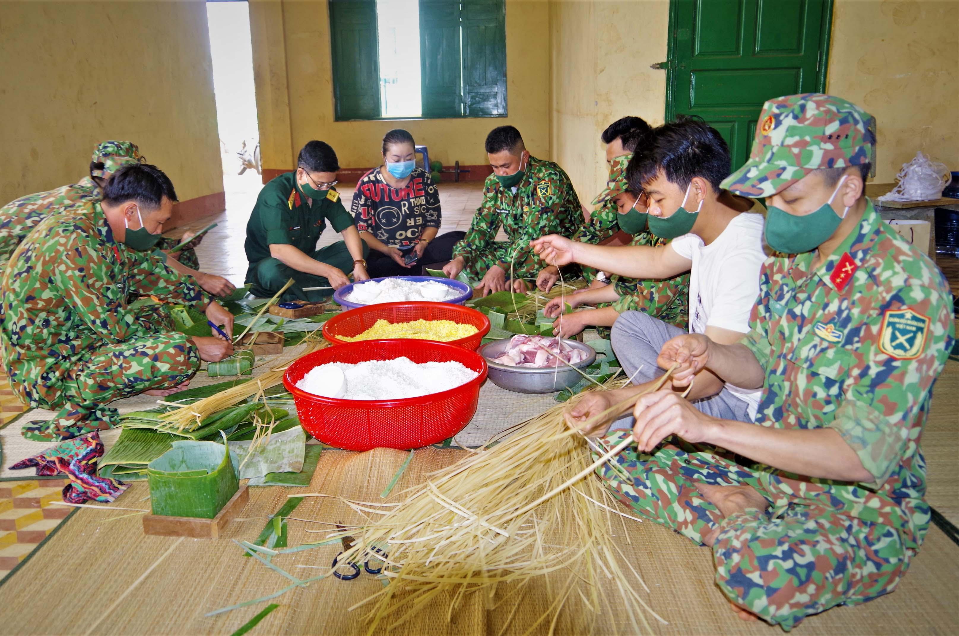 Cán bộ, chiến sĩ Cơ quan Bộ CHQS tỉnh, gói bánh tặng bà con nhân dân trong khu cách ly. Ảnh: Anh Huy