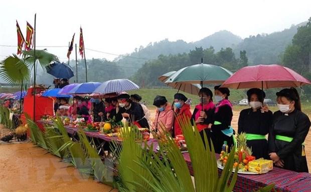 Dân tộc Tày ở xã Quang Minh, huyện Bắc Quang (Hà Giang) chuẩn bị mâm lễ với đầy đủ các lễ vật truyền thống cũng trong lễ hội. (Ảnh: TTXVN phát)