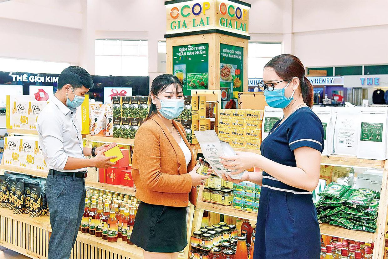 Gian hàng trưng bày các sản phẩm OCOP của tỉnh tại Siêu thị Co.op Mart Pleiku. Ảnh: Đức Thụy