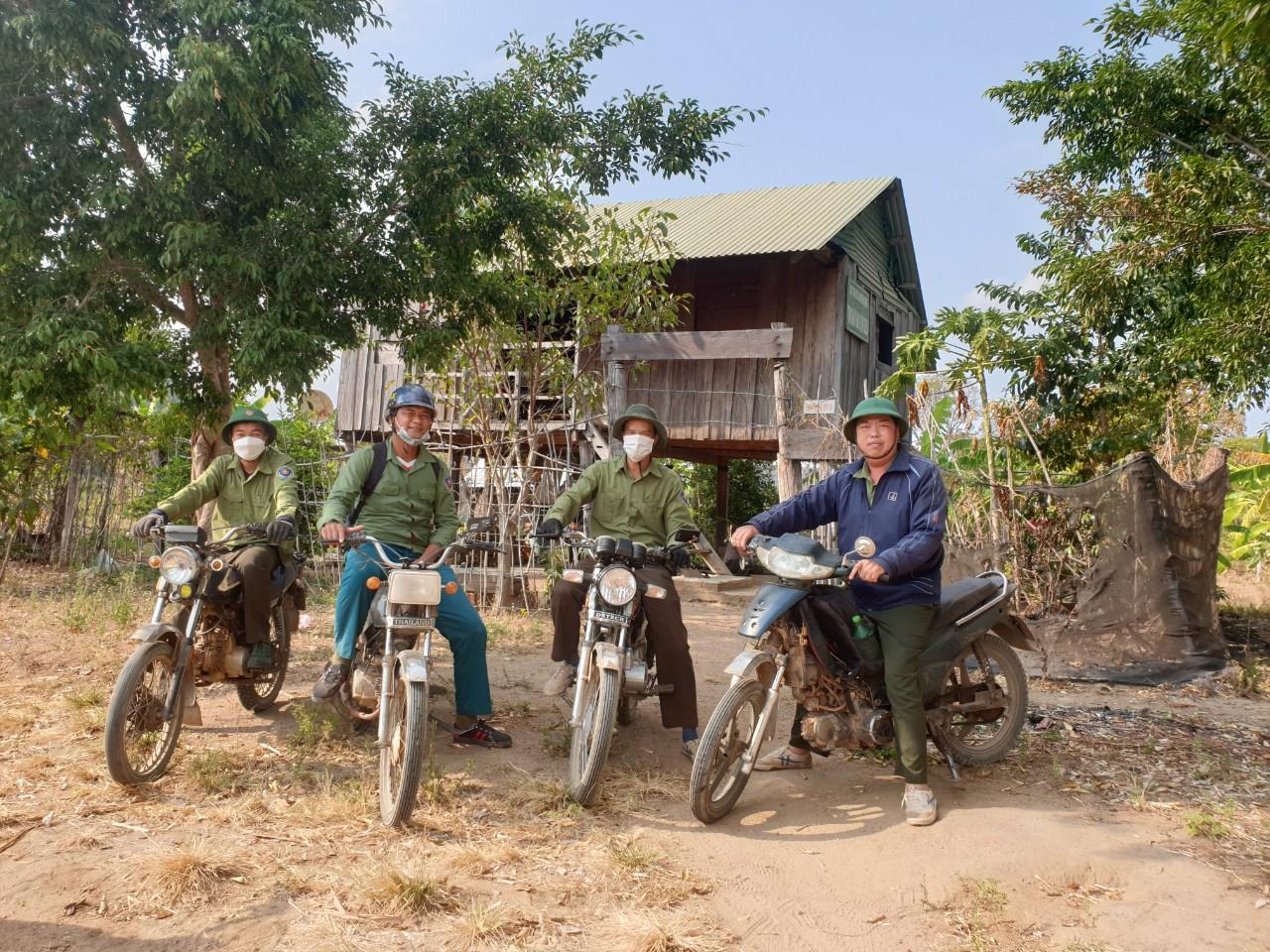 Lãnh đạo Công ty TNHH một thành viên Lâm nghiệp Kông Chiêng kiểm tra các chốt trước Tết. Ảnh: Thiên Di