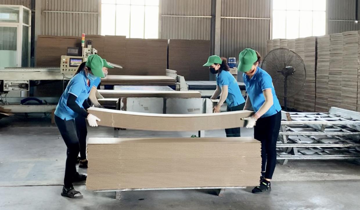 Công nhân Công ty cổ phần Iapacco (xã Ia Băng, huyện Chư Prông) đi làm lại sau kỳ nghỉ Tết Nguyên đán. Ảnh: Hà Duy