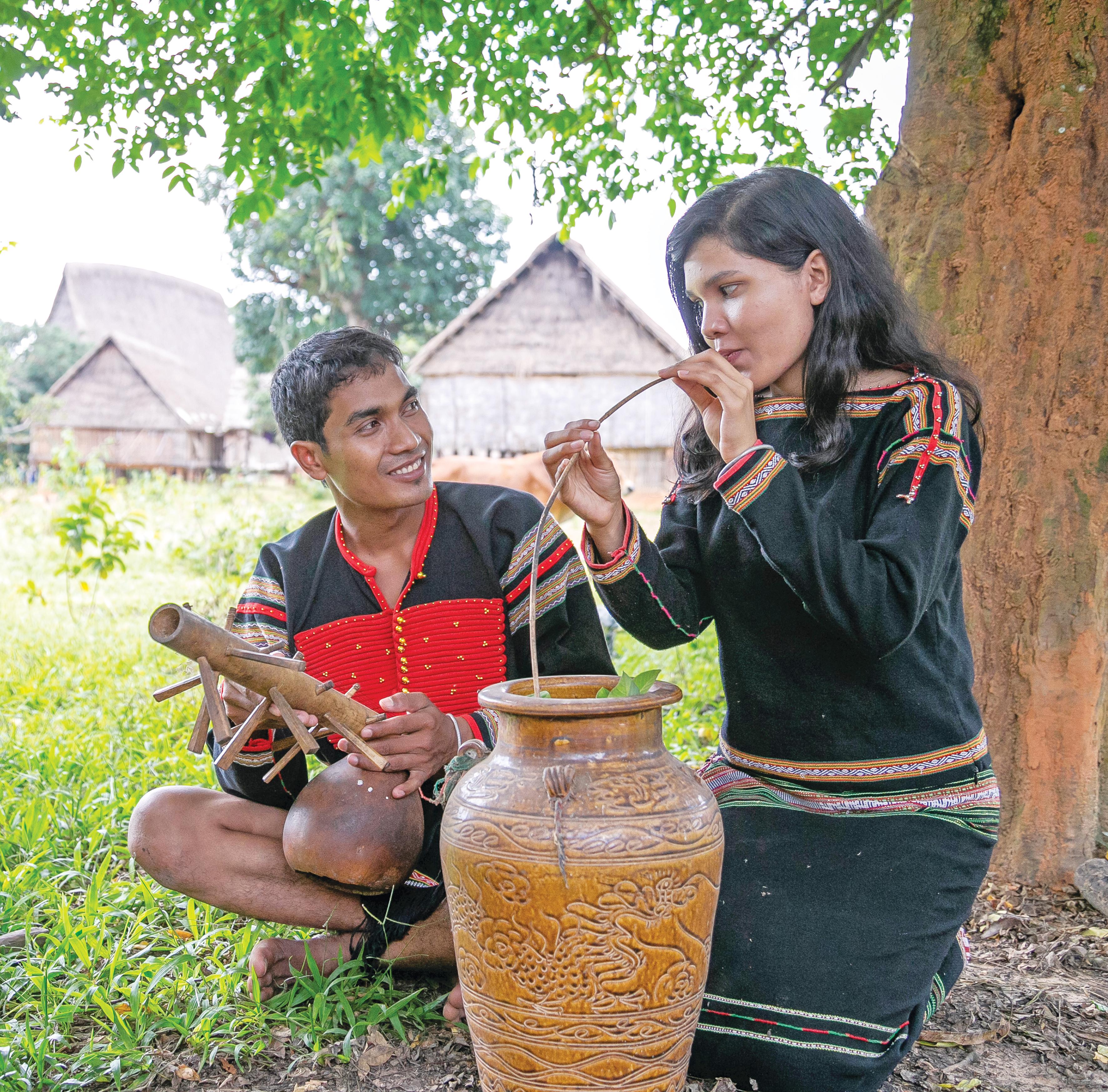 Bên ché rượu cần. Ảnh: Nguyễn Linh Vinh Quốc