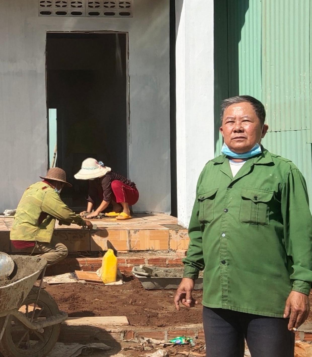 Ông Nguyễn Xuân Bắc kiểm tra đôn đốc hoàn thiện nhà cho hội viên nghèo. Ảnh: Hùng Tấn