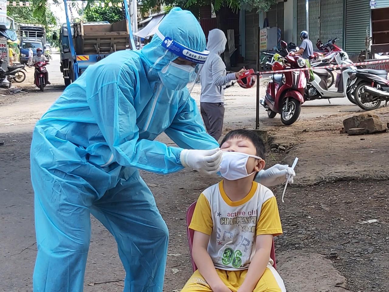 Lấy mẫu xét nghiệm SARS-CoV-2 cho người dân.