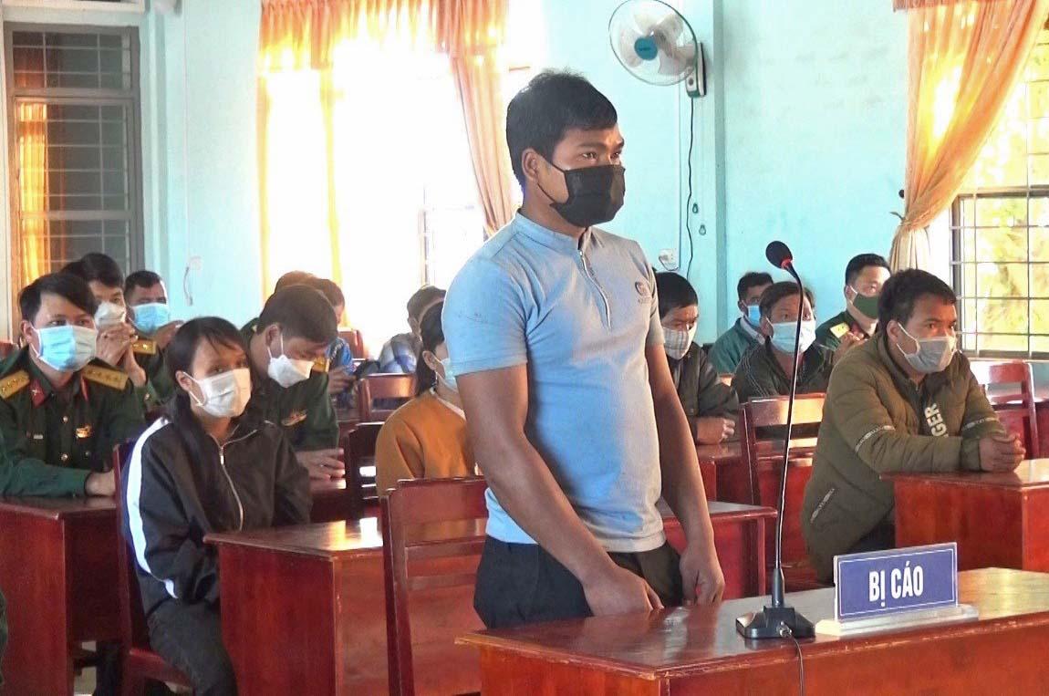 Bị cáo Siu Quin bị phạt 15 tháng cải tạo không giam giữ vì tội hủy hoại tài sản. Ảnh: Khánh Linh