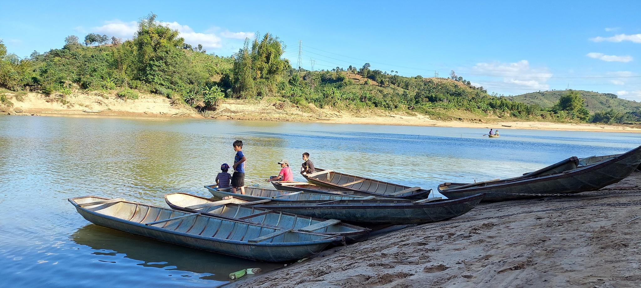 Người dân lo lắng việc xây dựng thủy điện sẽ nguy hiểm tiềm tàng đối với trẻ em. Ảnh: Đức Nhật