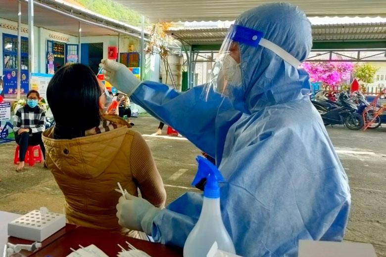 Lấy mẫu xét nghiệm SARS-CoV-2 trong trường học tại huyện Đơn Dương.