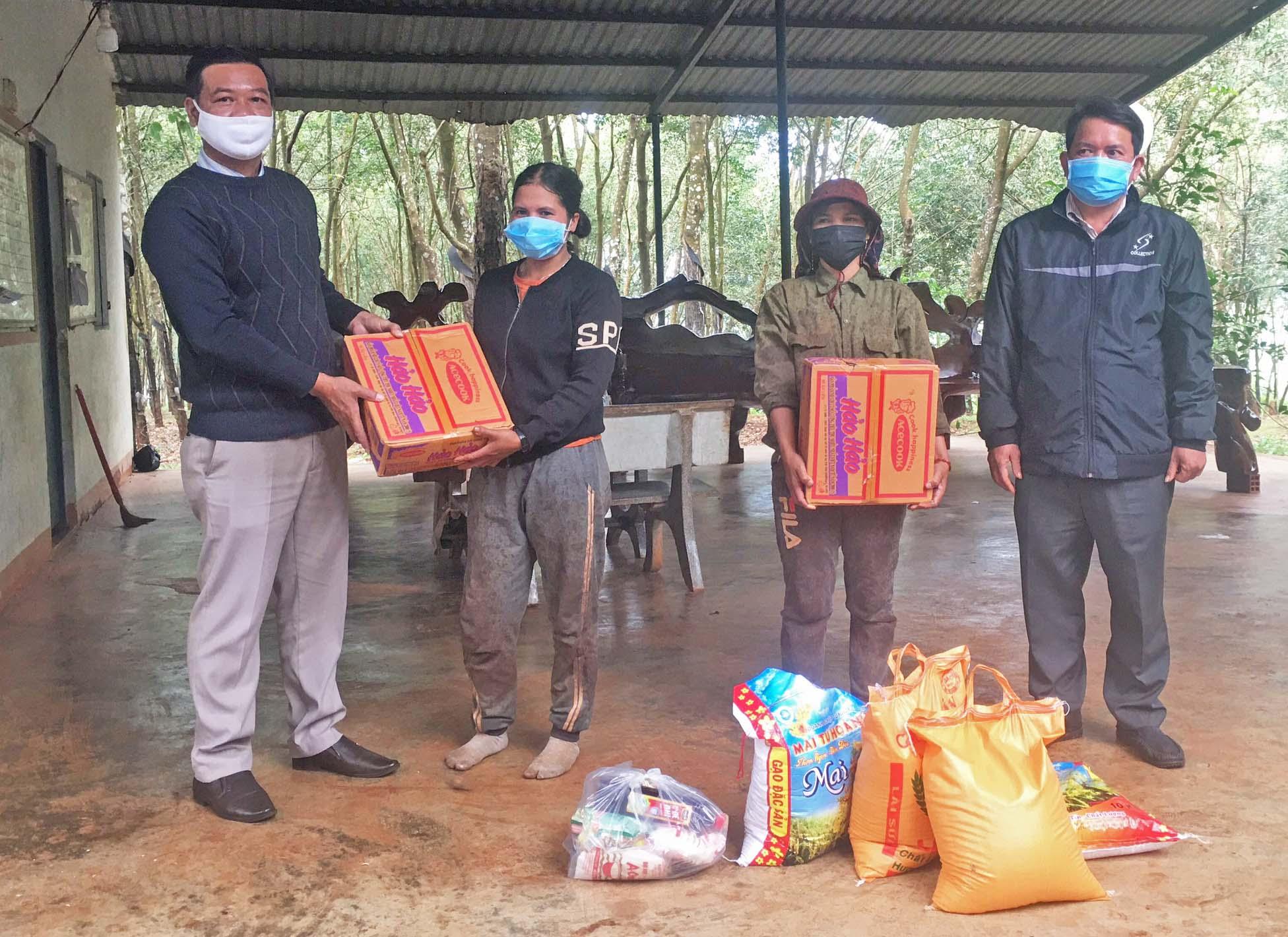 Lãnh đạo Nông trường Cao su Ia Ko tặng quà cho người lao động có hoàn cảnh khó khăn (ảnh đơn vị cung cấp).