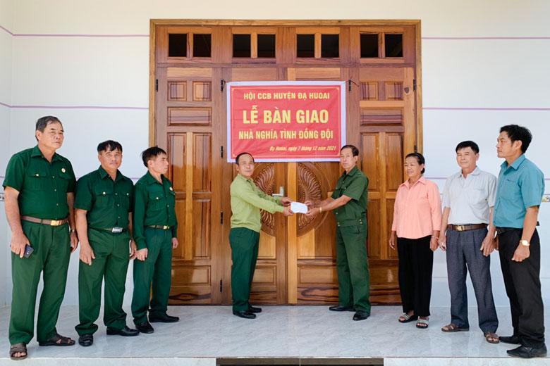 Bằng tinh thần tự lực, tự cường; Hội CCB huyện Đạ Huoai đã chủ động trong việc xóa nhà tạm giúp đỡ đồng đội