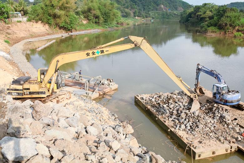 Đơn vị nhà thầu thực hiện thi công chân kè, xếp rọ đá kết hợp thảm đá theo mái sông tự nhiên tại công trình kè sông Đồng Nai