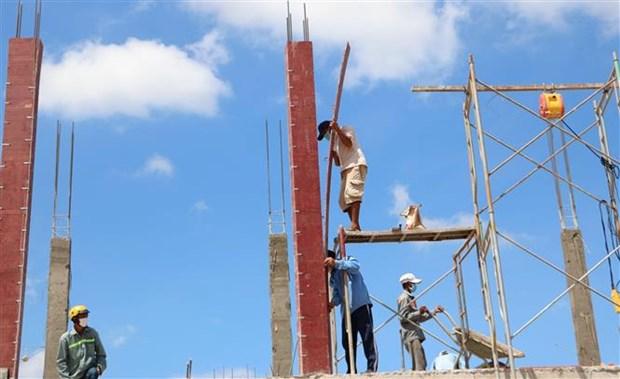 Công nhân làm nhà tại Khu tái định cư Lộc An-Bình Sơn phục vụ Dự án sân bay Long Thành (Đồng Nai), hồi tháng 10 năm ngoái. Ảnh: Công Phong/TTXVN