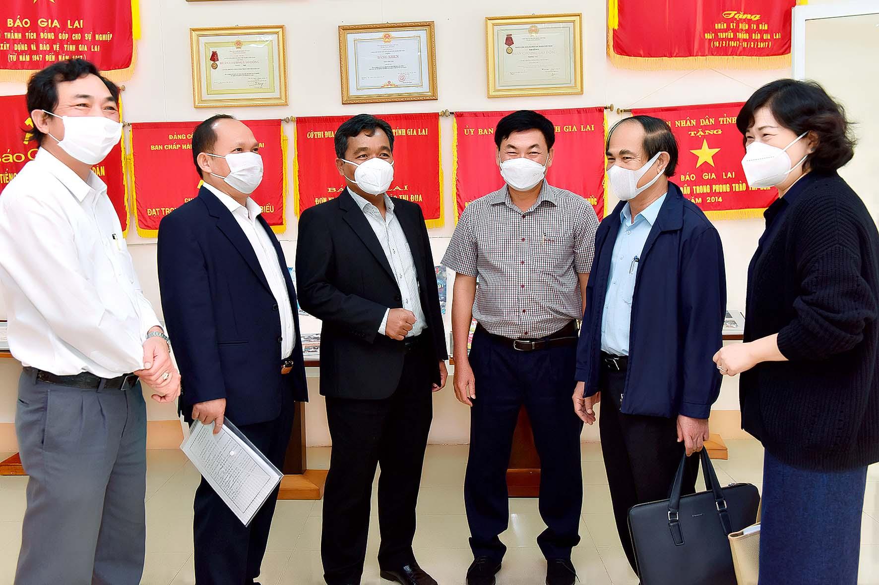 Các đồng chí lãnh đạo tỉnh và Ban Biên tập Báo Gia Lai trao đổi về tình hình hoạt động của Báo. Ảnh: Đức Thụy