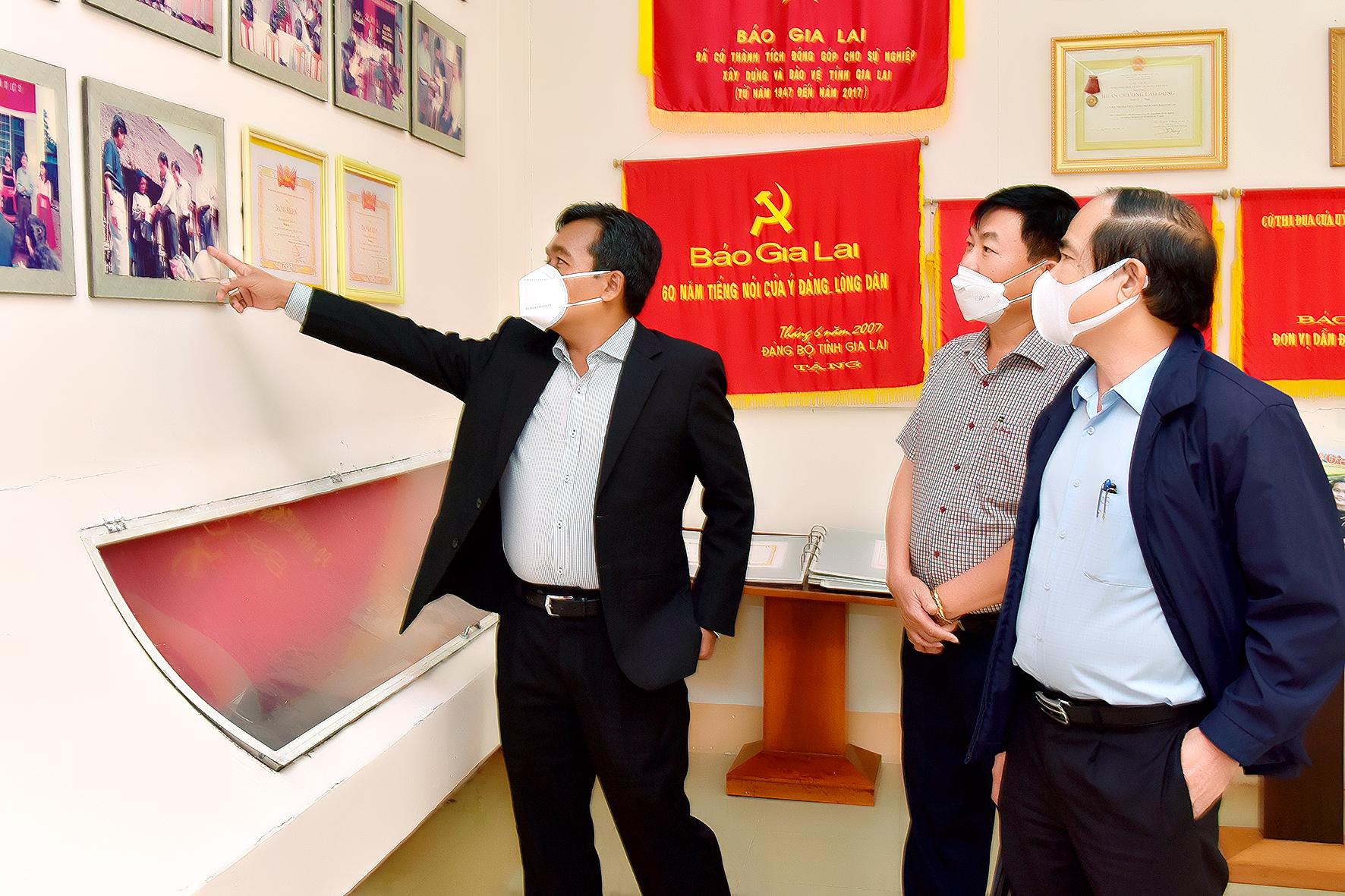 Bí thư Tỉnh ủy Hồ Văn Niên (bìa trái) cùng Chủ tịch UBND tỉnh Võ Ngọc Thành (bìa phải) và Tổng Biên tập Báo Gia Lai Huỳnh Kiên tham quan phòng truyền thống của Báo. Ảnh: Đức Thụy
