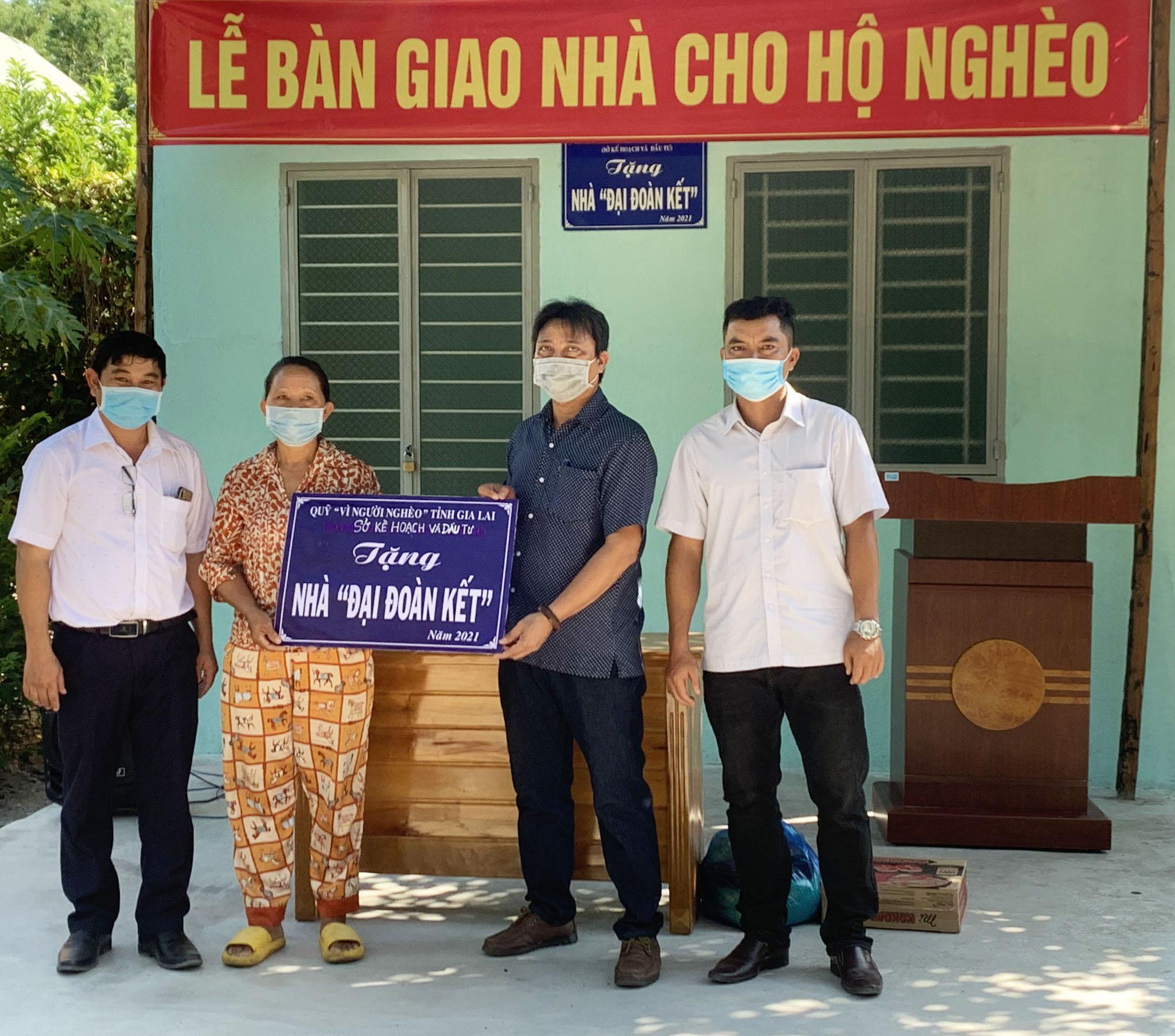 Ngày 20-8-2021, đại diện Ủy ban MTTQ Việt Nam thị xã Ayun Pa và chính quyền xã Ia Rtô trao nhà