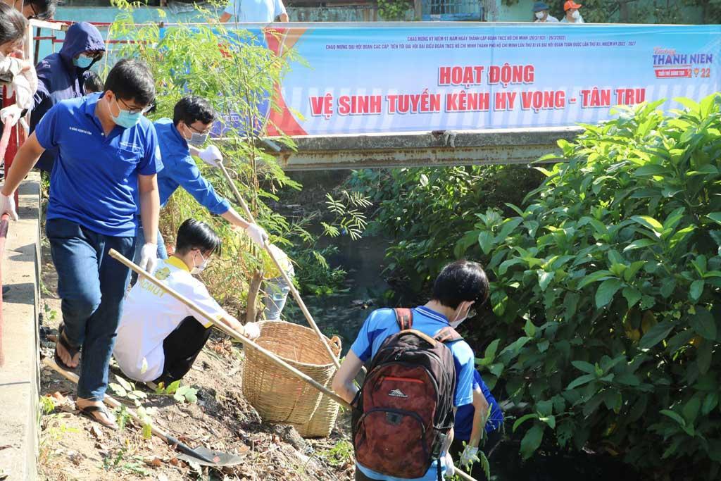 Màu áo xanh “phủ sóng” khắp mọi ngõ ngách thành phố