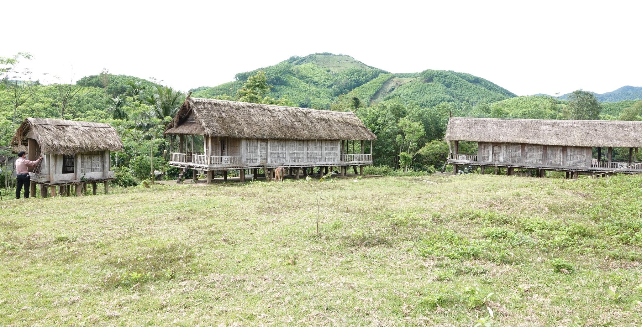 Xung quanh sân của các nhà sàn được phục dựng chỉ là bãi đất trống hoang vắng. Ảnh: Phạm Anh