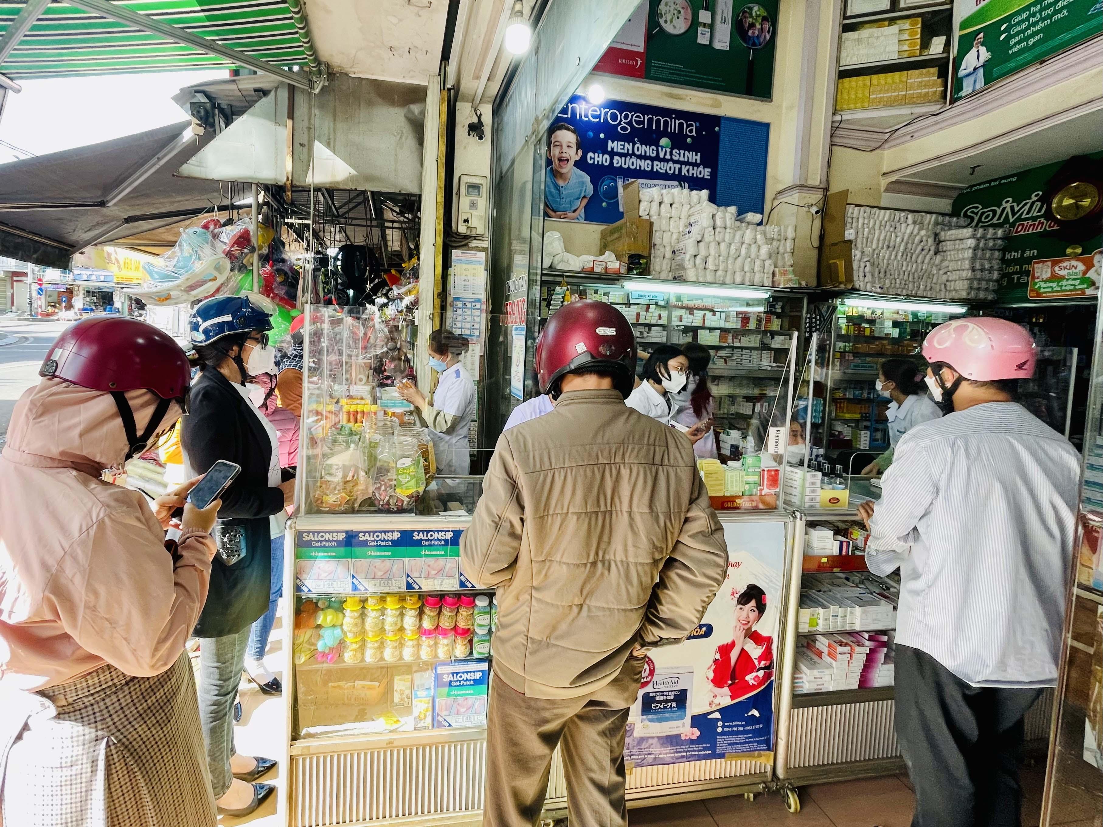 Nhiều cửa hàng bán thuốc tây cho biết nguồn hàng kit test hiện rất khan hiếm. Ảnh: Vũ Thảo