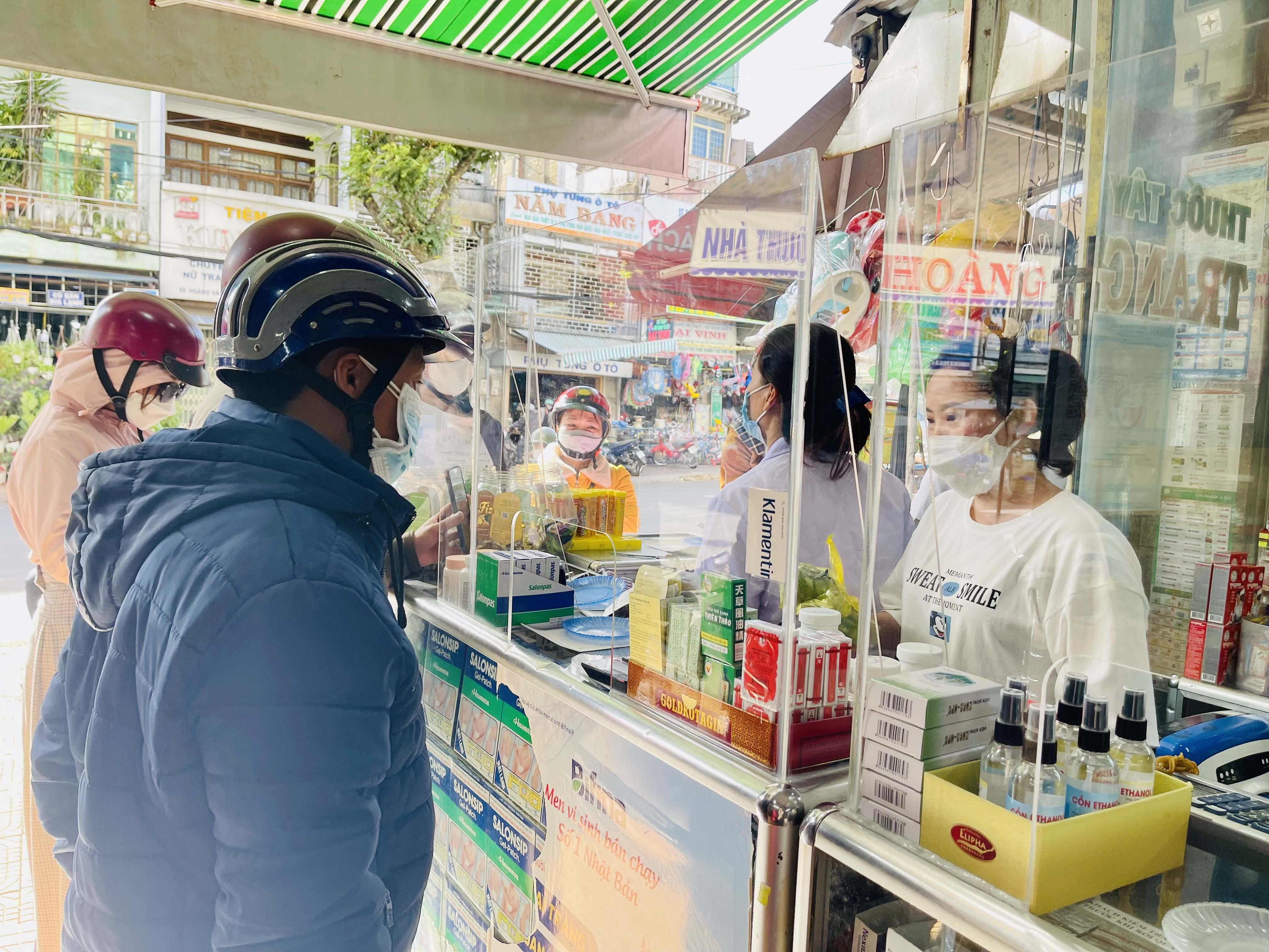 Giá kit test Covid-19 dao động trong khoảng 70-95 ngàn đồng/bộ tùy vào nhà sản xuất. Ảnh: Vũ Thảo