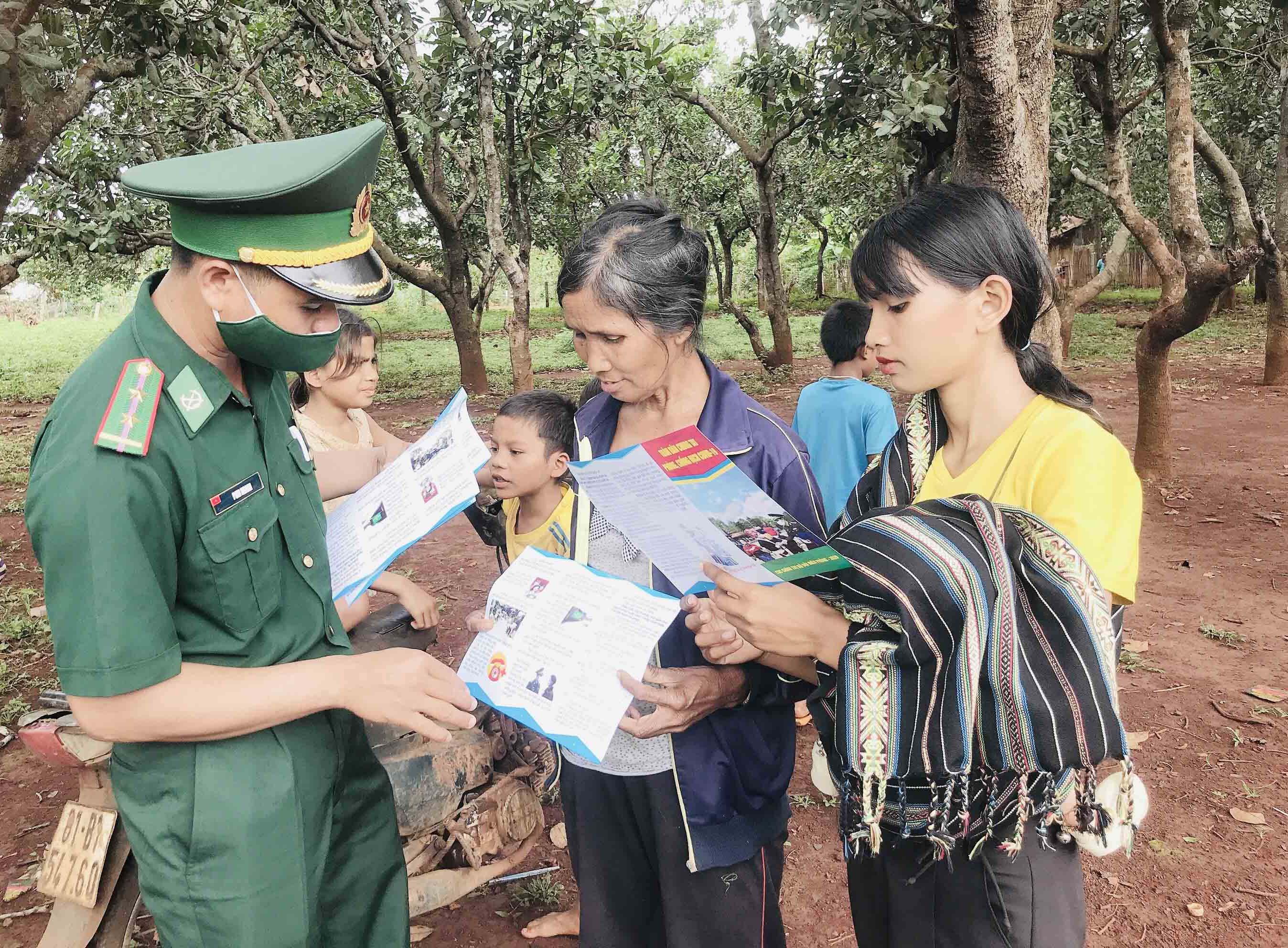 Cán bộ Biên phòng tỉnh về thôn làng tuyên truyền cho bà con phòng-chống dịch bệnh. Ảnh: Lê Quang