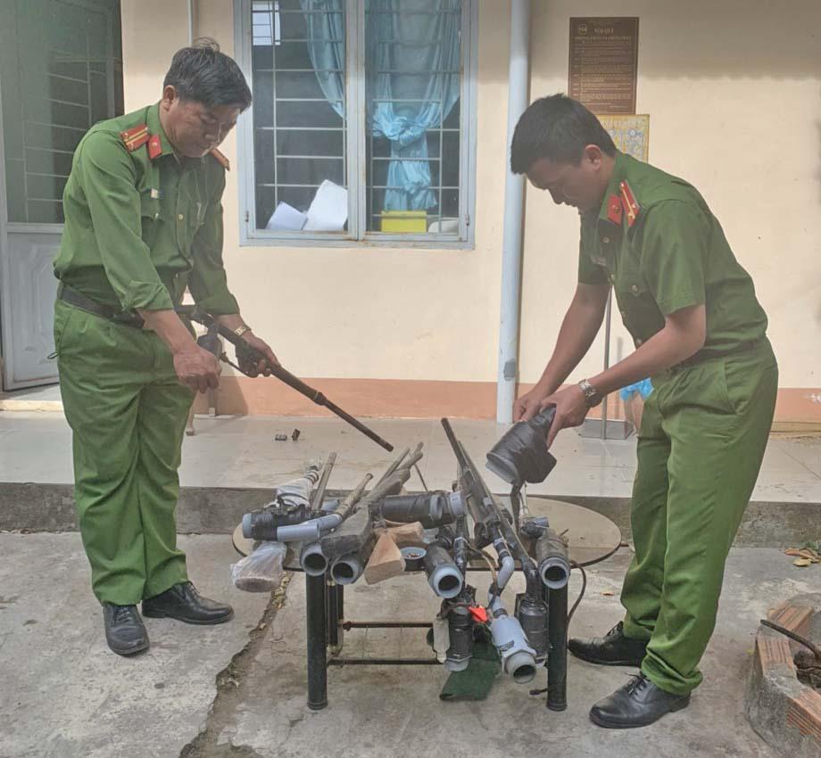 Công an huyện Kông Chro kiểm tra vũ khí, công cụ hỗ trợ do người dân giao nộp. Ảnh: R’Ô HOK