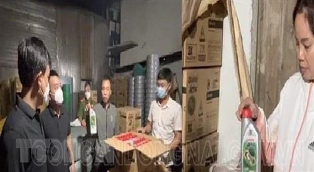 Dầu nhớt giả bị phát hiện chưa kịp đưa ra thị trường. Ảnh: Nguyễn Văn Việt/TTXVN phát