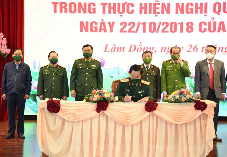 Đại diện lãnh đạo các đơn vị tham gia ký kết chương trình phối hợp tại Học viện Lục quân. Ảnh: Ngọc Ngà