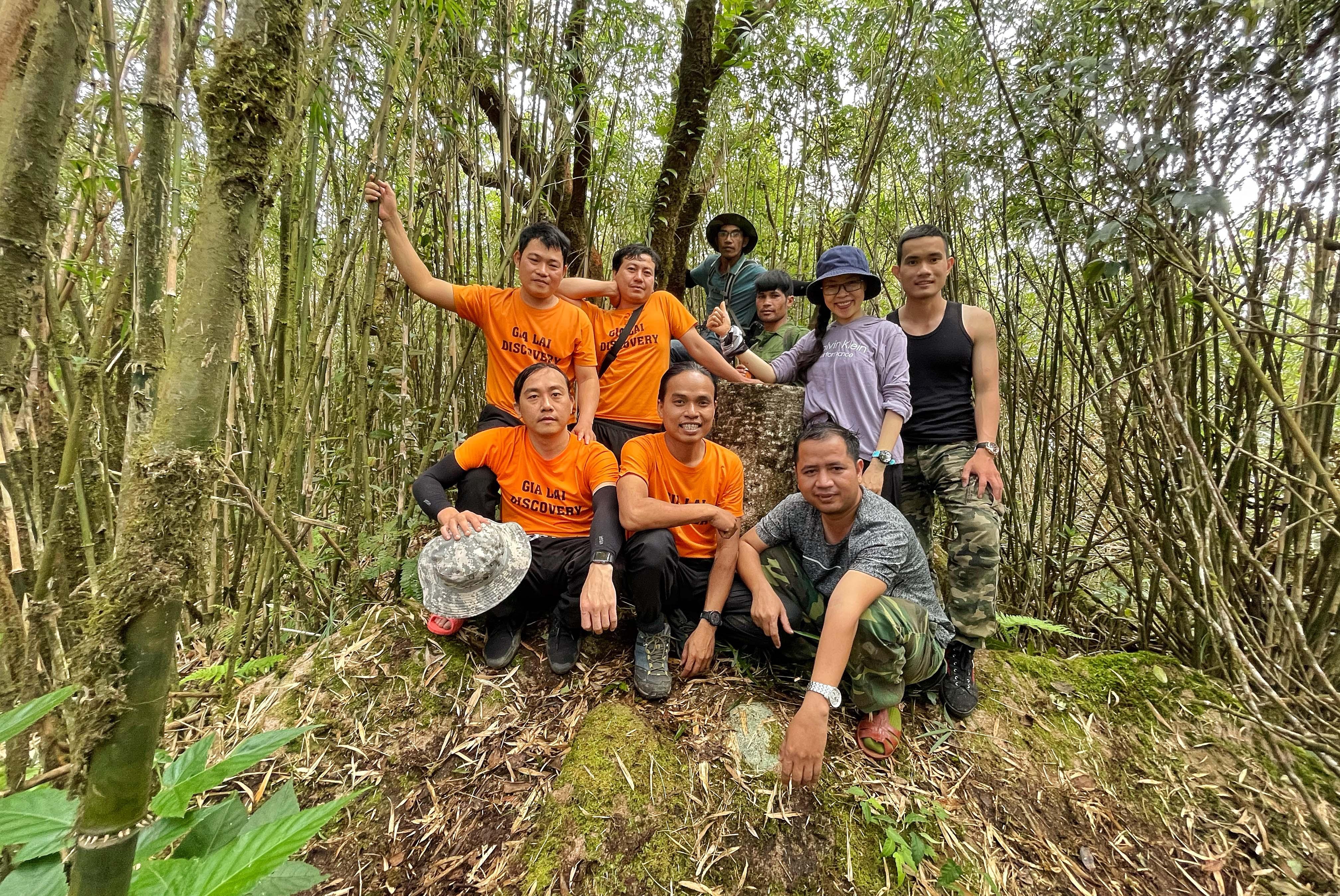 Đoàn trekking chụp ảnh lưu niệm trên hành trình chinh phục đỉnh Kon Ka Kinh. Ảnh: Hoàng Ngọc