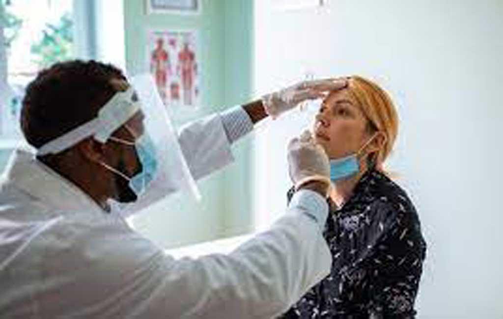 Test nhanh có thể phát hiện lượng virus cao và hiện được cho là hiệu quả trong việc biết được liệu F0 có còn có thể lây nhiễm hay không. Ảnh: Shutterstock