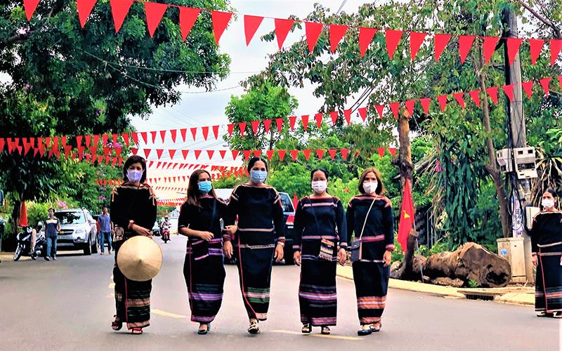 Ðồng bào Ê Ðê ở buôn Akô Dhông (phường Tân Lợi, thành phố Buôn Ma Thuột) tham gia phục vụ hoạt động du lịch.