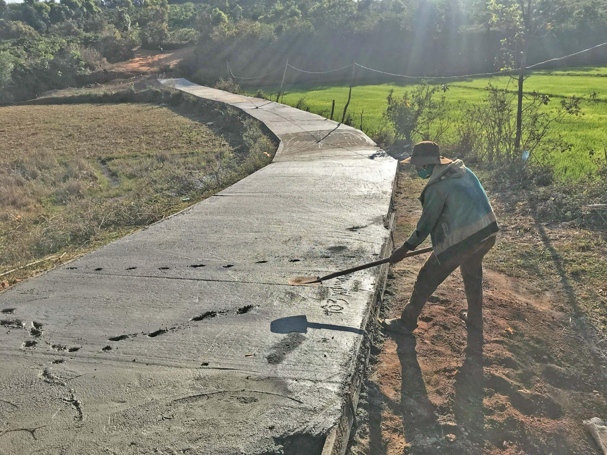 Người dân làng Brếp (xã Đak Djrăng, huyện Mang Yang) góp công và của tự làm đường ra khu sản xuất. Ảnh: Nguyễn Diệp