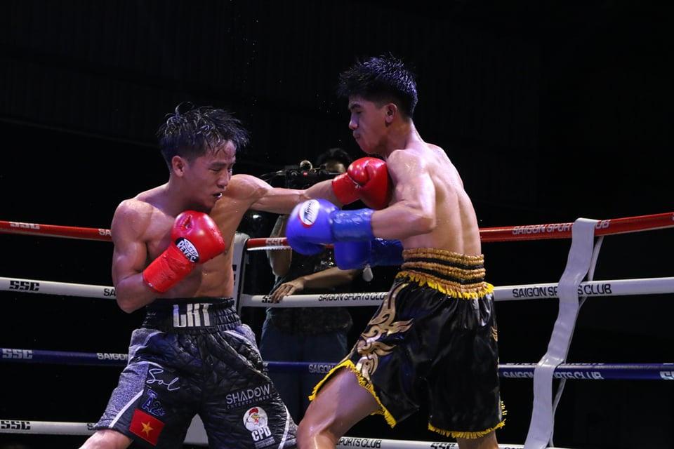 Lê Hữu Toàn (trái) đánh bại đối thủ Thái Lan, đoạt đai boxing WBA châu Á. Ảnh: Nam Trung