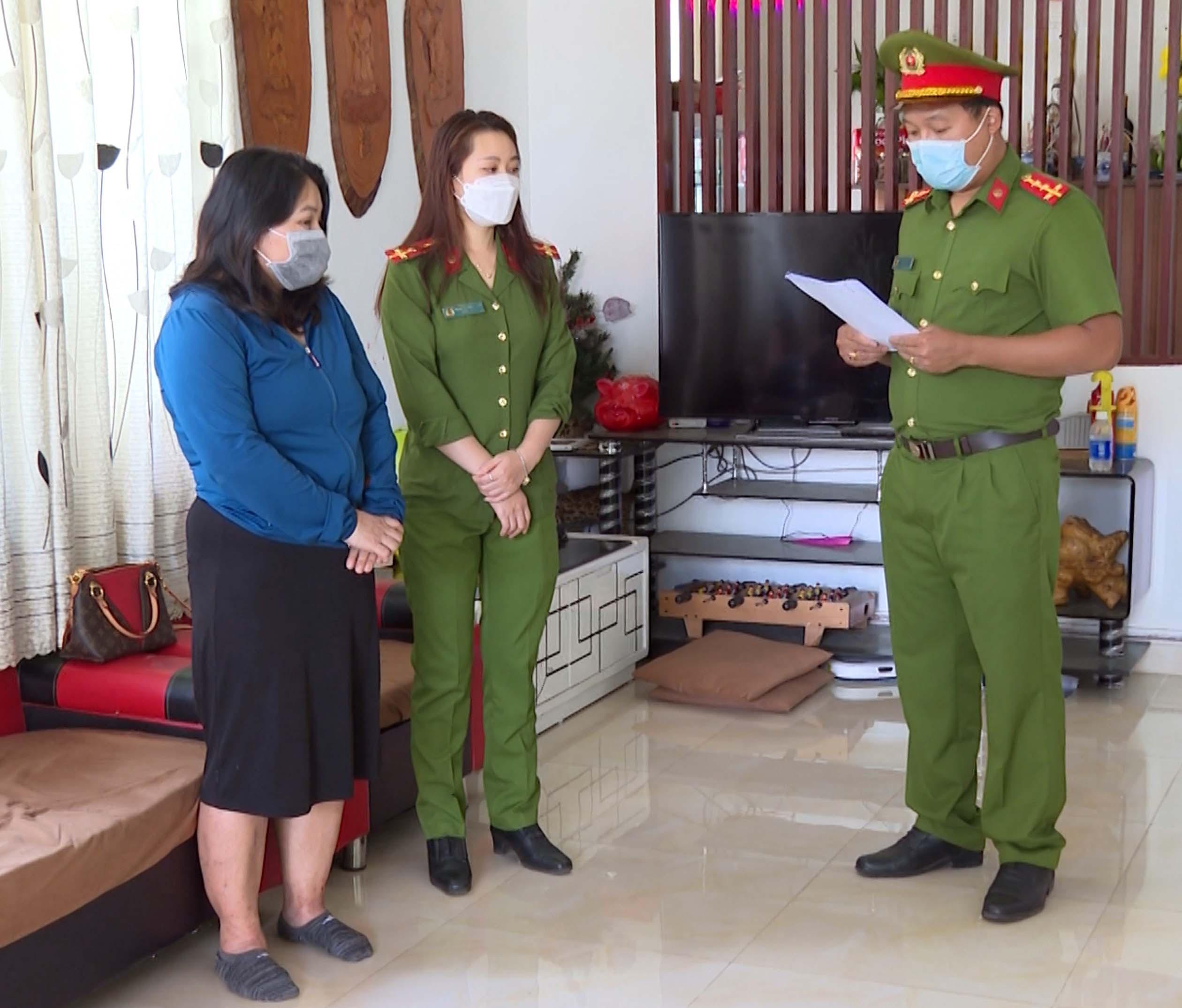 Cơ quan Cảnh sát điều tra Công an tỉnh thi hành Lệnh bắt bị can để tạm giam đối với Lã Thị Vân. Ảnh: Lê Ánh