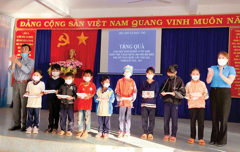 Từ mô hình “Thu gom rác thải nhựa gây quỹ giúp đỡ học sinh nghèo vượt khó”, Hội LHPN xã Phúc Thọ đã tạo nguồn quỹ giúp đỡ học sinh có hoàn cảnh khó khăn