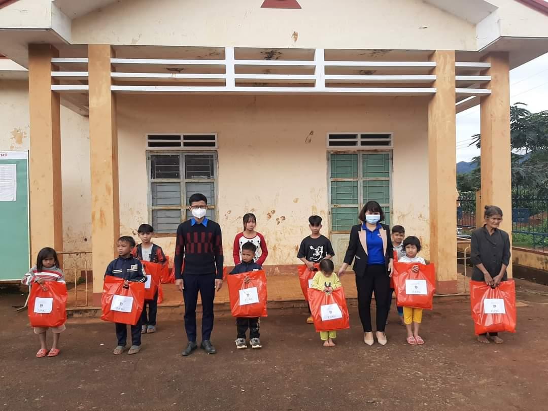 Huyện đoàn Kbang tặng quà cho các em thiếu nhi có hoàn cảnh khó khăn tại xã Đak Rong. Ảnh: Minh Phương
