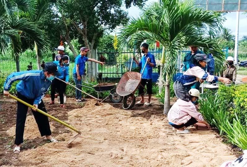 Đoàn Thanh niên xã Nghĩa An hỗ trợ cải tạo, nâng cấp khu vui chơi trường mẫu giáo của xã. Ảnh: Minh Phương